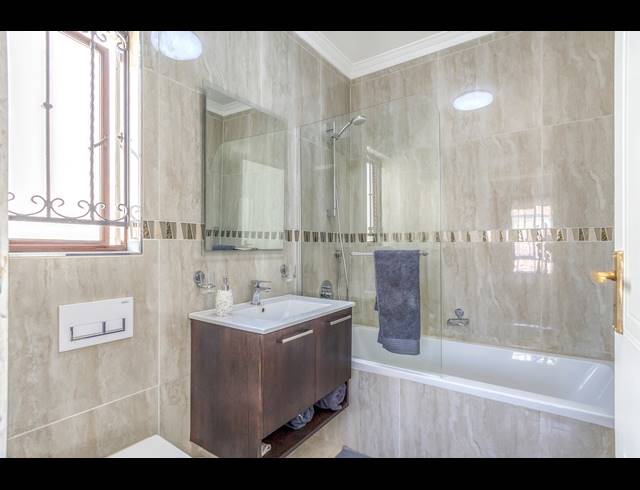 2 BEDROOM SECTIONAL TITLE RENTED IN LONEHILL